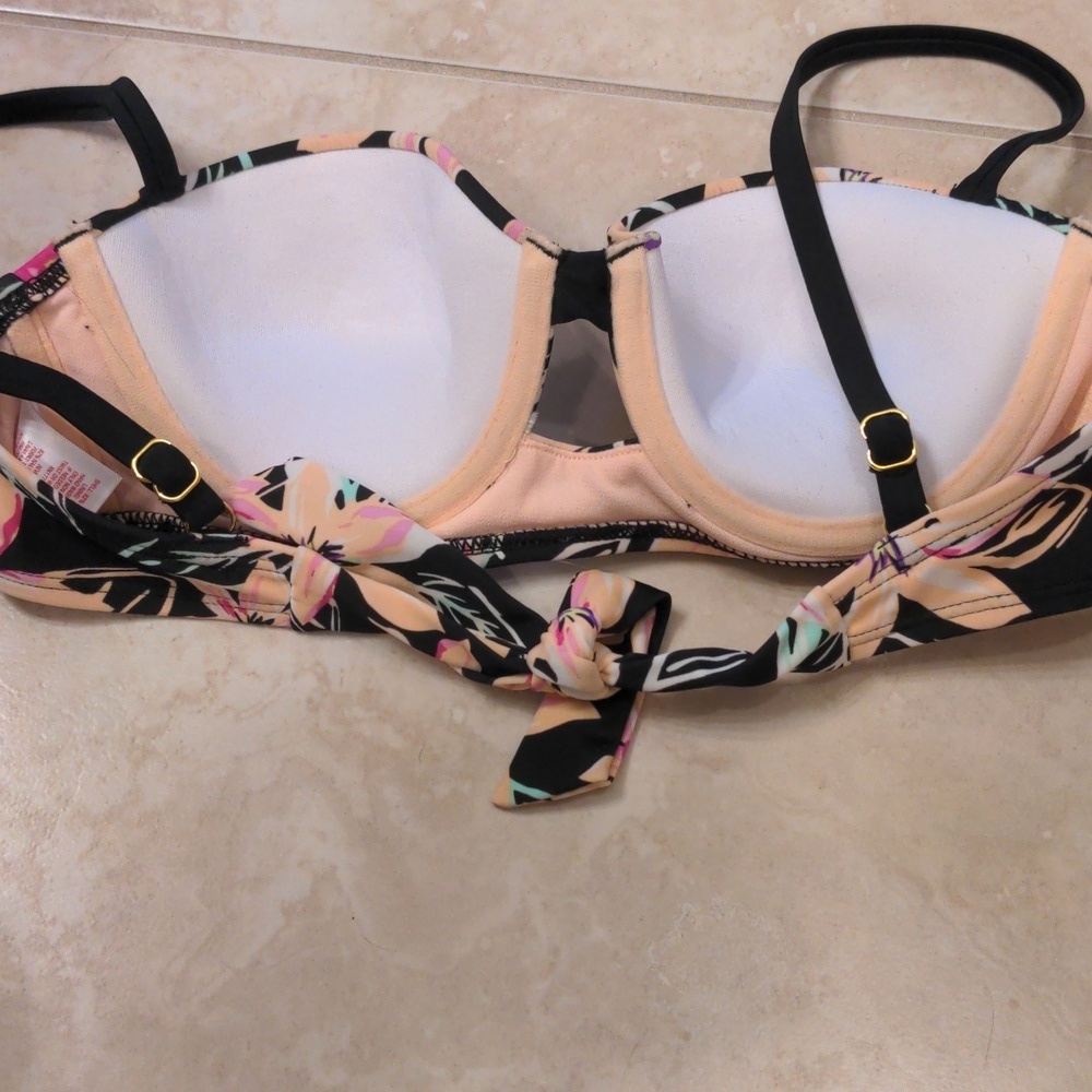 Padded swim top size small - Picture 2 of 5